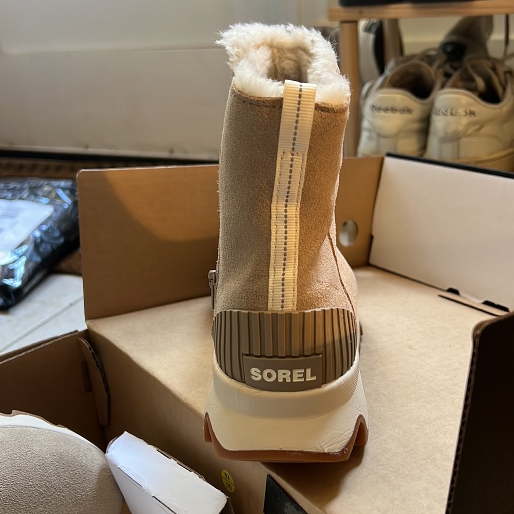 Sorel Kinetic Short WP Boot 8.5 in Sandy Tan